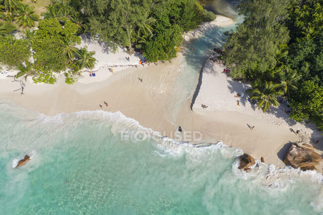 Seychelles, Isola di Praslin, Veduta aerea di Anse Lazio spiaggia sabbiosa con cristallino oceano turchese — Foto stock