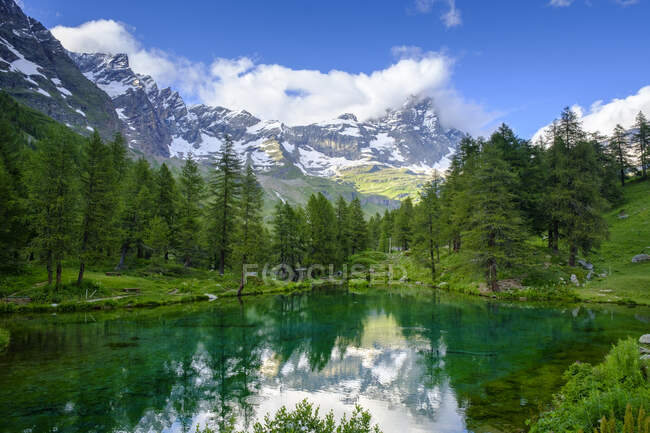 Vista panoramica del Lago Blu in primavera con Cervino sullo sfondo — Foto stock