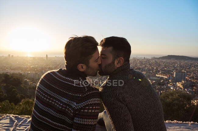 Gay namorados beijos enquanto sentado no observação ponto bunkers del carmel Barcelona Espanha — Fotografia de Stock