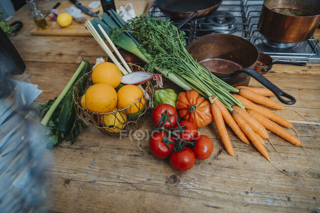 Frutta e verdura dall'utensile della cucina sull'isola della cucina — Foto stock