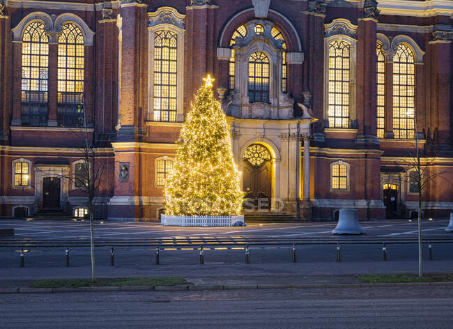 Allemagne, Hambourg, église principale de Saint Michaelis, décorations de Noël dans la rue de la ville — Photo de stock