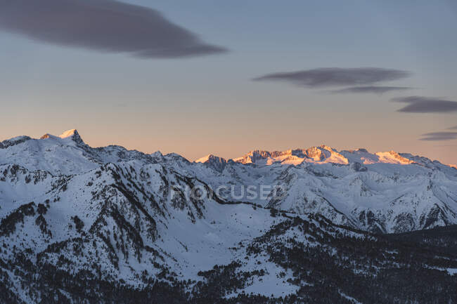 Beautiful snowcapped mountains against sky during sunrise — Stock Photo