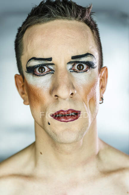 Close-up retrato de drag queen com maquiagem contra fundo cinza — Fotografia de Stock