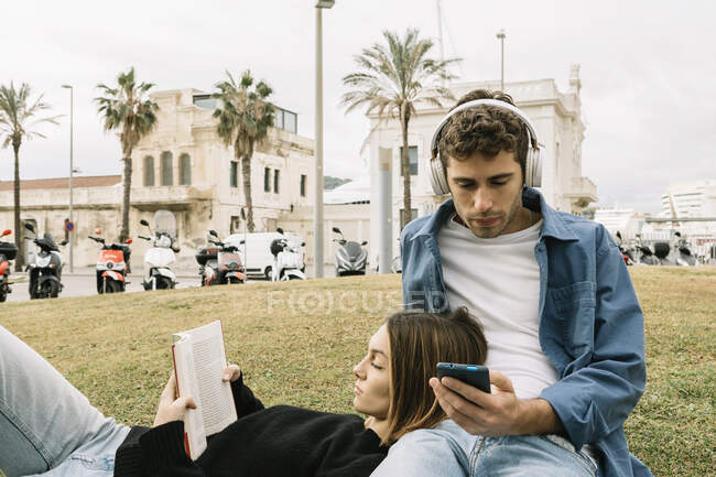 Junges Paar entspannt im Freien — Stockfoto