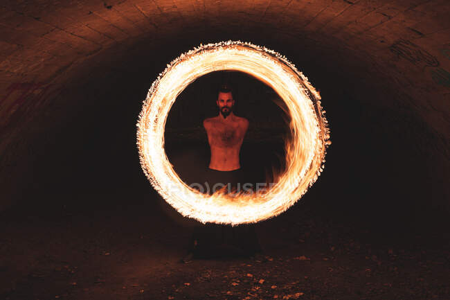 Hipster-Männchen mit Feuerring im Tunnel — Stockfoto