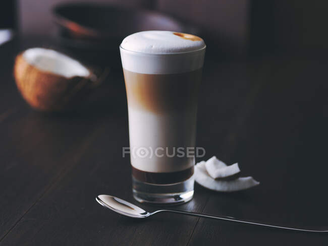 Bicchiere di latte macchiato aromatizzato al cocco — Foto stock