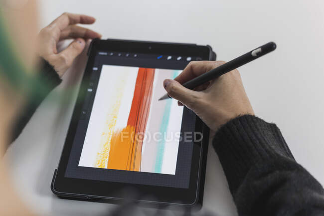 Künstlerin zeichnet mit digitalisiertem Stift auf digitalem Tablet — Stockfoto