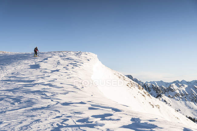 Male skier skiing at Baqueira Beret during sunrise — Stock Photo