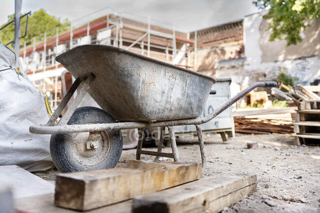 Wheelbarrow with construction material at construction site — Stock Photo