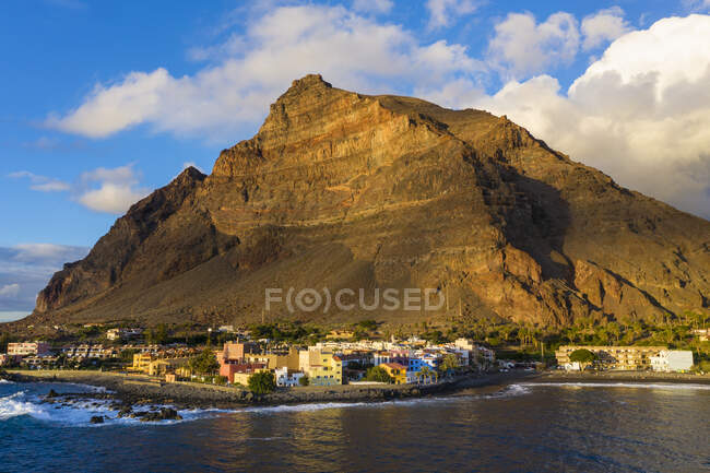 Город и гора на острове, окруженные морем — стоковое фото