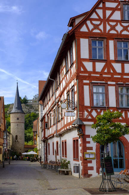 Alemanha, Baviera, Karlstadt am Main, Casa de meia-madeira com Turm am Maintor no fundo — Fotografia de Stock