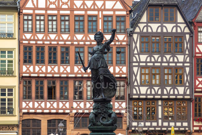 Germania, Francoforte, Roemerberg, Fontana di Giustizia sulla piazza della città vecchia con case a graticcio — Foto stock