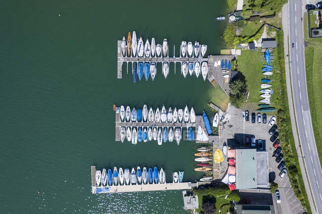 Austria, Alta Austria, Mondsee, Veduta aerea delle barche ormeggiate nella marina lacustre — Foto stock