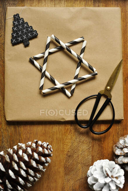 Papel de envolver decorado con una estrella hecha de pajitas de beber a rayas - foto de stock