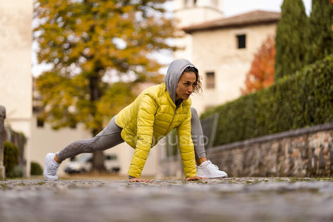 Mujer mirando hacia otro lado mientras hace ejercicio en el sendero - foto de stock