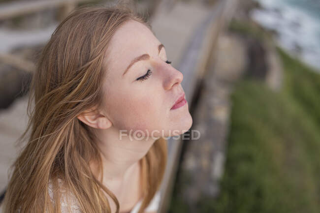 Mulher loira com os olhos fechados no ponto de observação — Fotografia de Stock