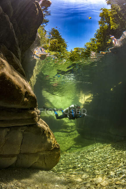 Прыжки с аквалангом в реку Таугл, Австрия — стоковое фото