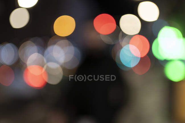 Расслабленное изображение разноцветного освещения в городе ночью — стоковое фото