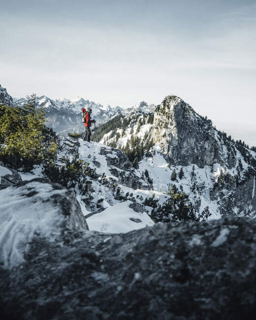 Germania, Baviera, Alpi Ammergau, Teufelstattkopf, Escursioni turistiche in montagna nella giornata invernale — Foto stock