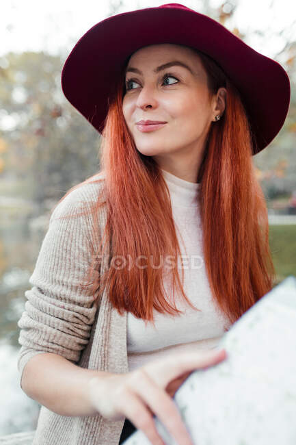 Primer plano de la hermosa mujer reflexiva que usa sombrero en el parque - foto de stock