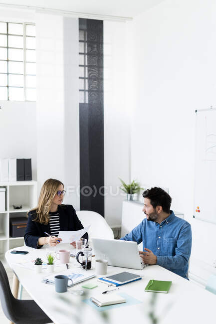 Бизнес-люди, работающие в офисе — стоковое фото