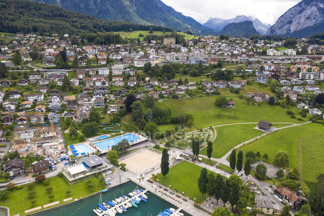 Schweiz, Spiez, Thuner See, Stadt aus der Luft in den Bergen — Stockfoto