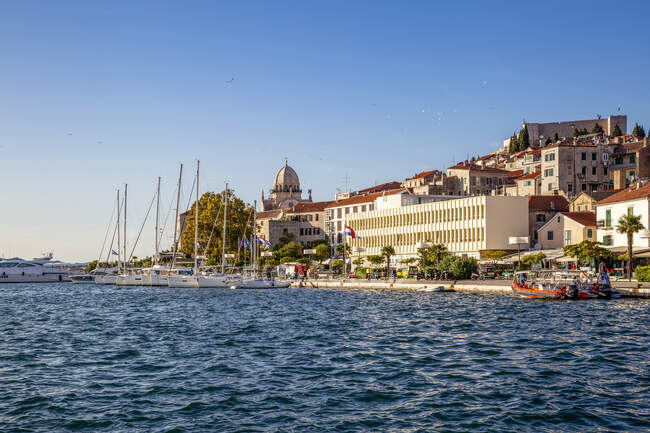 Croazia, Contea di Sibenik-Knin, Sibenik, Marina con Cattedrale di San Giacomo sullo sfondo — Foto stock