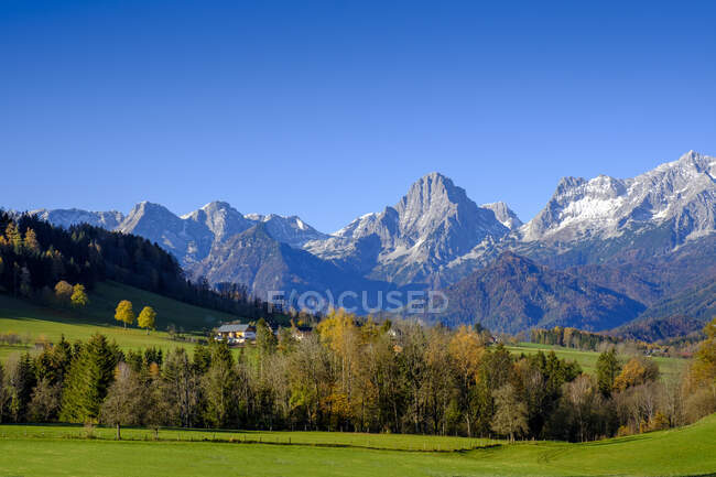 Austria, Alta Austria, Vorderstoder, Cielo despejado sobre la aldea en Totes Gebirge gama - foto de stock