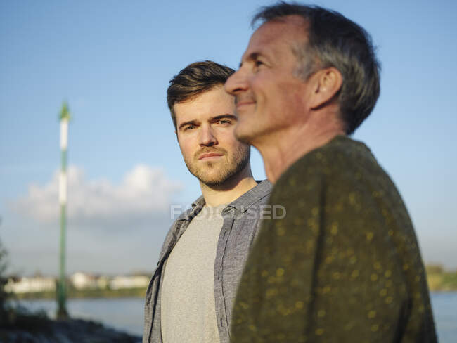 Син і батько проти неба в сонячний день — стокове фото