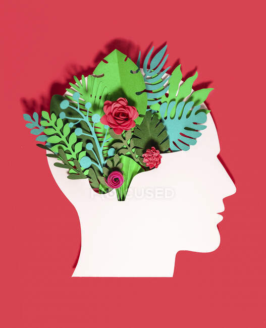 Plantas e flores com cabeça feita de papel sobre fundo vermelho — Fotografia de Stock
