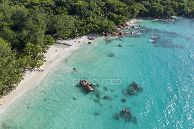 Seychelles, Isola di Praslin, Veduta aerea di Anse Lazio spiaggia sabbiosa con cristallino oceano turchese — Foto stock