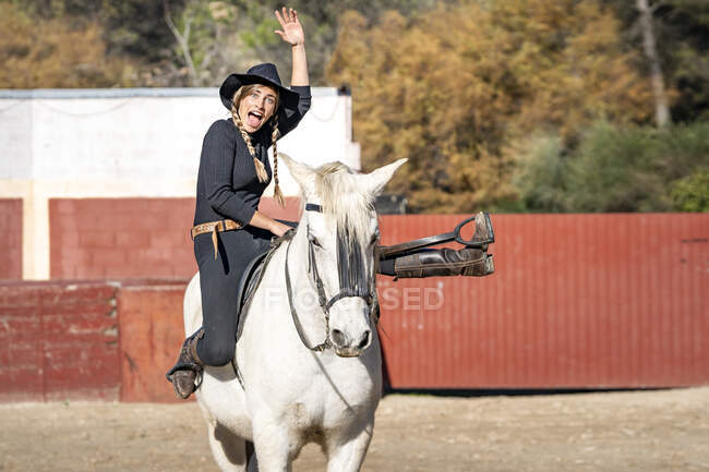 Retrato de mulher cavalgando em paddock — Fotografia de Stock