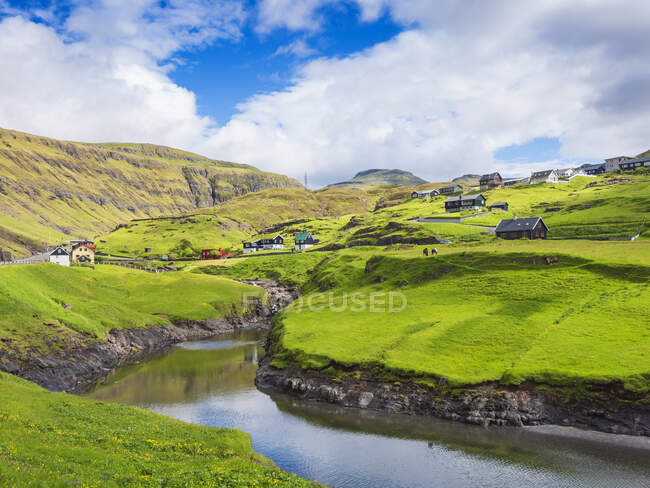 Häuser über einer Wiese im Dorf Leynar gegen den Himmel, Island — Stockfoto