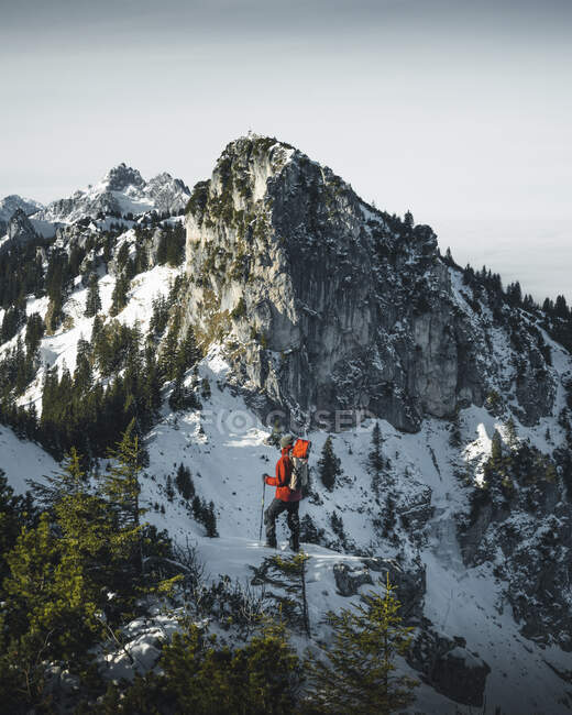 Germania, Baviera, Alpi Ammergau, Teufelstattkopf, Escursioni turistiche in montagna nella giornata invernale — Foto stock