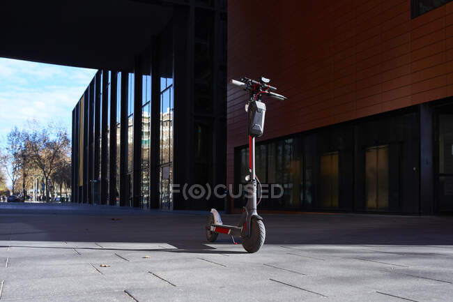 Scooter elettrico push parcheggiato sul sentiero durante la giornata di sole — Foto stock