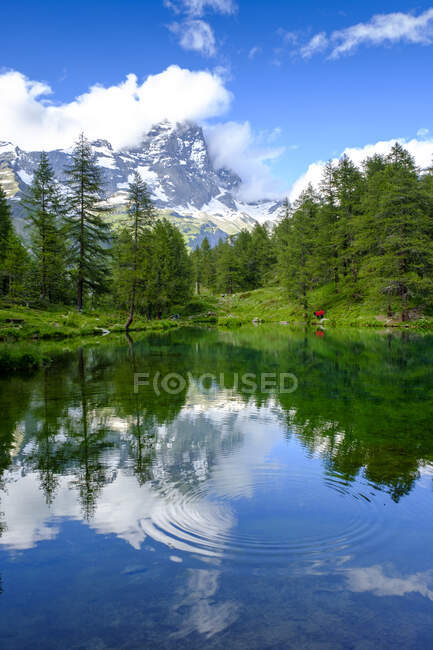 Scenic view of Lago Blu in spring with Matterhorn in background — Stock Photo