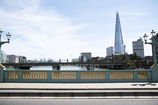 Regno Unito, Inghilterra, Londra, Grattacielo Shard visto da ponte vuoto — Foto stock