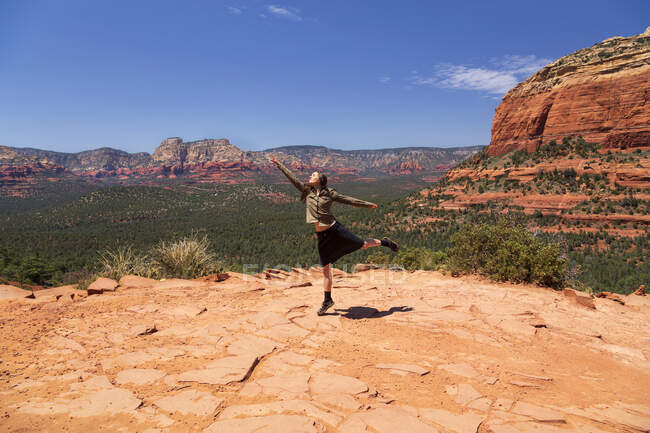 Danza turistica femminile al Devil's Bridge Trailhead contro il cielo nelle giornate di sole, Red Rocks, Sedona, Arizona, USA — Foto stock