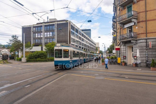 Suiza, Zurich, Tranvía y edificios en la plaza Escher Wyss - foto de stock