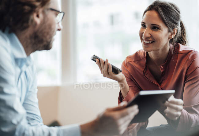 Collégienne souriante discutant sur tablette numérique au café — Photo de stock