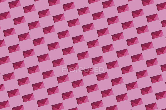 Patrón de filas de sobres rosados - foto de stock