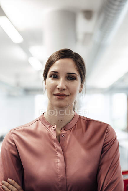 Femme entrepreneure confiante dans le bureau — Photo de stock