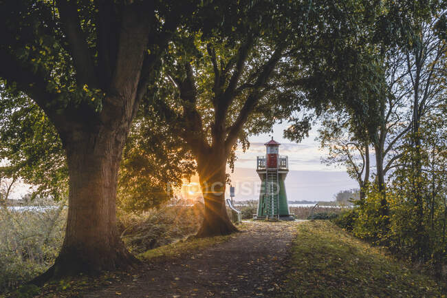 Germany, Hamburg, Wilhelmsburg, Bunthauser Spitze lighthouse at sunrise — Stock Photo