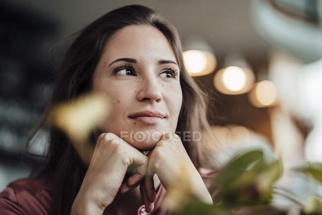 Femme d'affaires adulte moyenne avec la main sur le menton rêvant jour dans le café — Photo de stock
