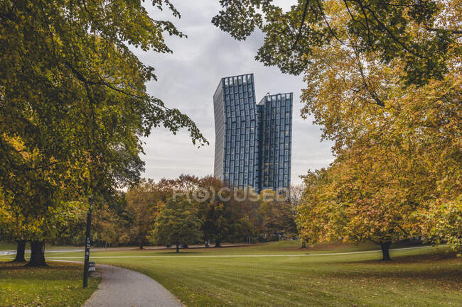 Alemania, Hamburgo, Tanzenden Rascacielos Turme vistos desde Elbpark en otoño - foto de stock