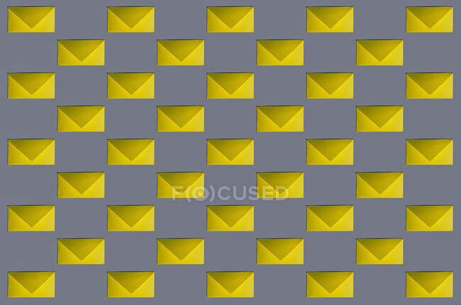 Patrón de filas de sobres amarillos - foto de stock