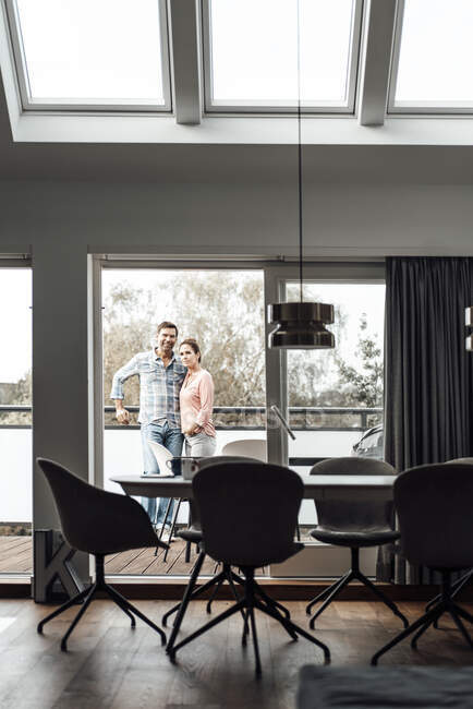 Coppia matura in piedi in balcone in appartamento — Foto stock