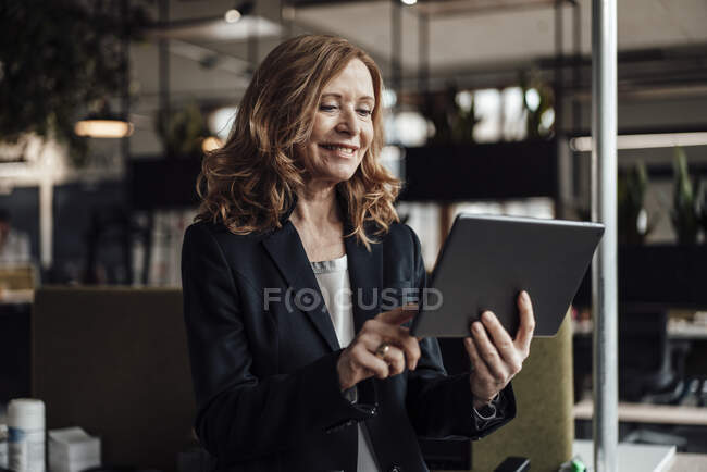 Imprenditrice che utilizza tablet digitale in ufficio — Foto stock