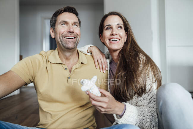 Счастливая пара с плюшевой игрушкой слона смотрит вдаль на дом — стоковое фото
