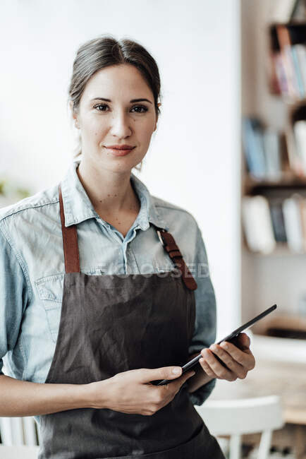 Proprietario femminile sicuro con targa digitale in caffè — Foto stock